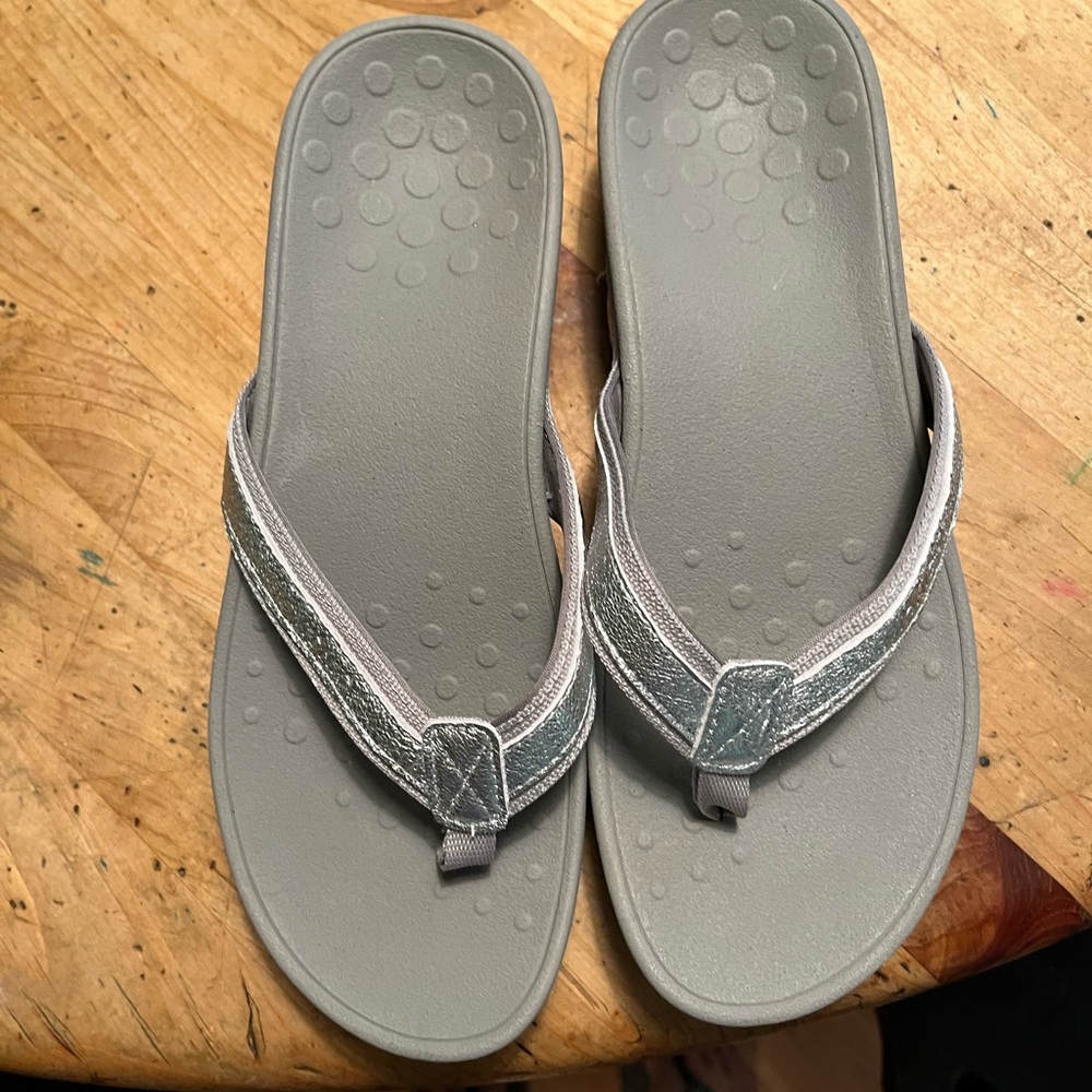 NWOT vionic silver high tide size 9